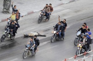 613143-palestiniens-motos-tirent-cadavre-homme-512x341